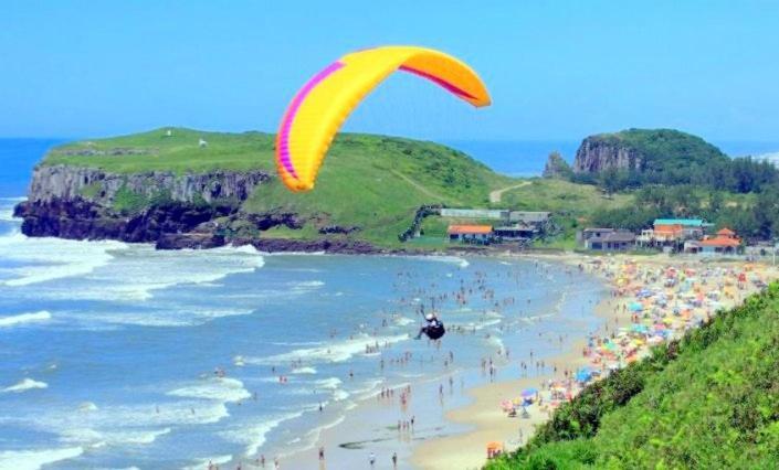 Casa De 2 Quartos Com 2 Ares-Condicionados Em Torres-Rs - Na Mais Bela Praia Gaucha - Cozinha - Banheiro - Tv Smart 32 E Wi-Fi - Estacionamento - Anfitria Superhost No Bnb别墅 外观 照片