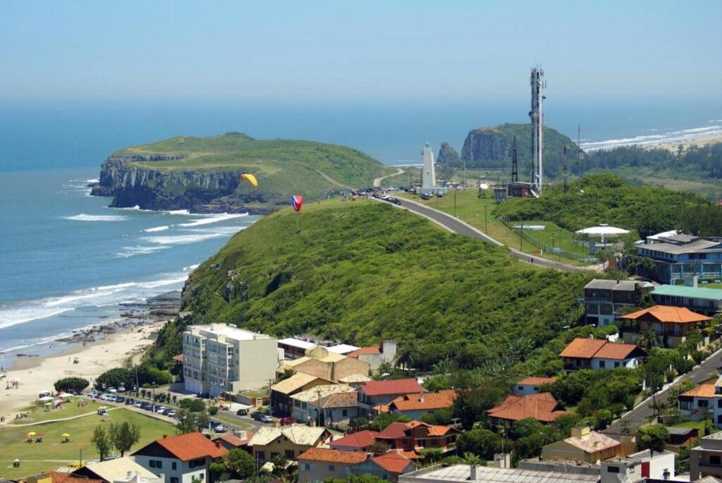 Casa De 2 Quartos Com 2 Ares-Condicionados Em Torres-Rs - Na Mais Bela Praia Gaucha - Cozinha - Banheiro - Tv Smart 32 E Wi-Fi - Estacionamento - Anfitria Superhost No Bnb别墅 外观 照片