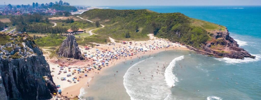 Casa De 2 Quartos Com 2 Ares-Condicionados Em Torres-Rs - Na Mais Bela Praia Gaucha - Cozinha - Banheiro - Tv Smart 32 E Wi-Fi - Estacionamento - Anfitria Superhost No Bnb别墅 外观 照片